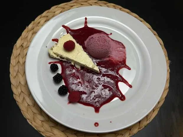 Rezept: Cheesecake mit Himbeerkulis und Beeren-Eis Bild Nr. 16202 Cheesecake mit Himbeerkulis und Beeren-Eis - Rezept - Bild Nr. 16202