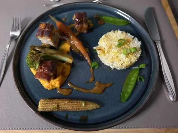 Lechon Kawali mit Süßkartoffelpüree und Gemüse - Rezept - Bild Nr. 2