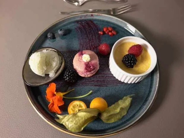 Rezept: Leche Flan mit Rambutan Sorbet und Macarons Bild Nr. 16202 Leche Flan mit Rambutan Sorbet und Macarons - Rezept - Bild Nr. 16202