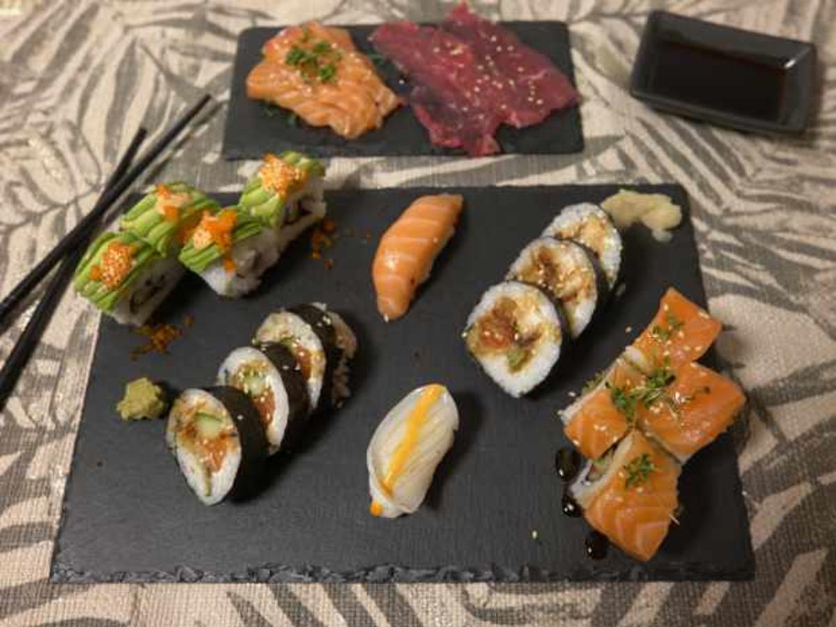 Sushi mit Lachs Sashimi und Rindercarpaccio Asian style - von Das ...