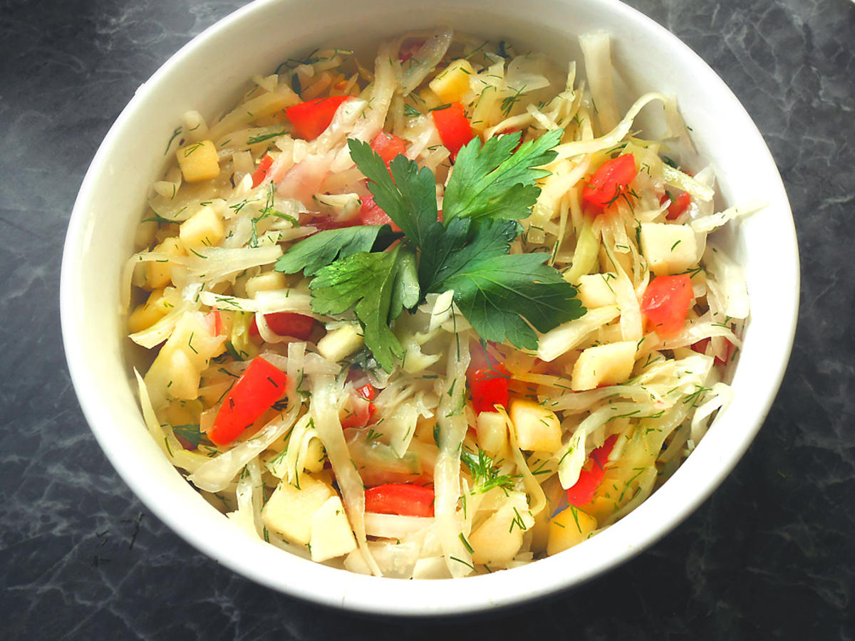 Fruchtiger Weißkrautsalat mit Tomate - Rezept - kochbar.de