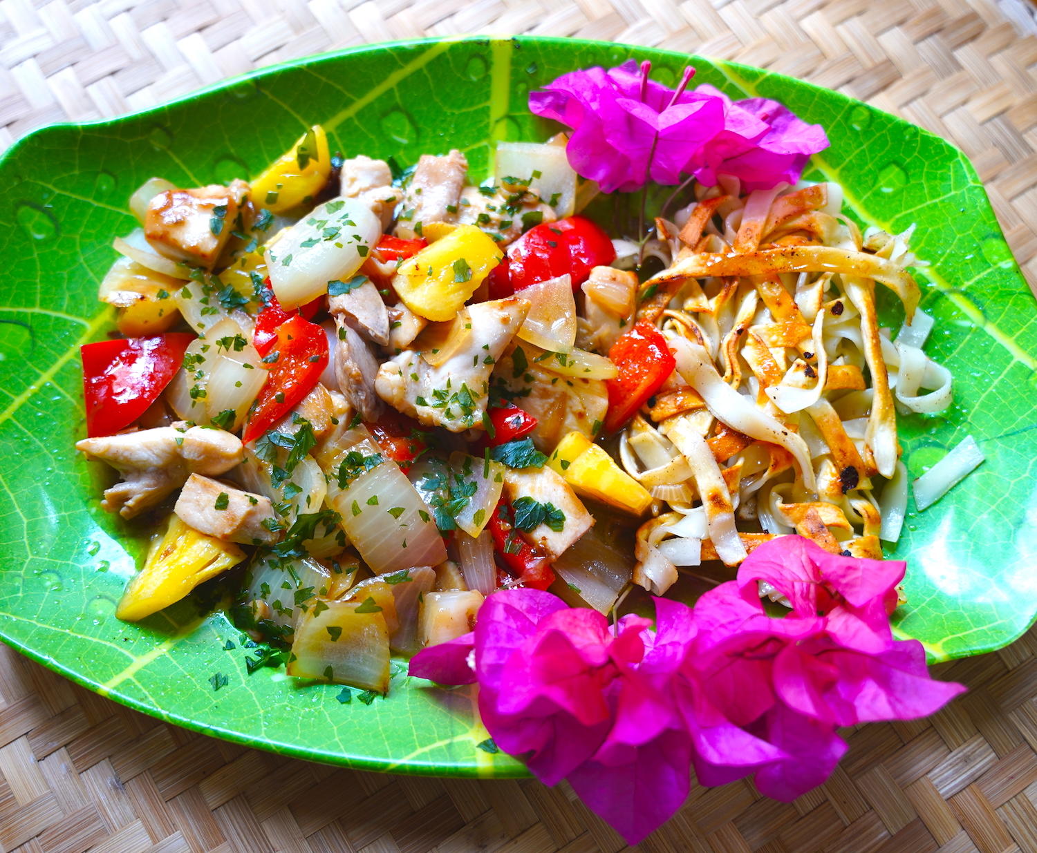 Cap Cay mit Hühnerfleisch und gebratenen Eierbandnudeln Rezept