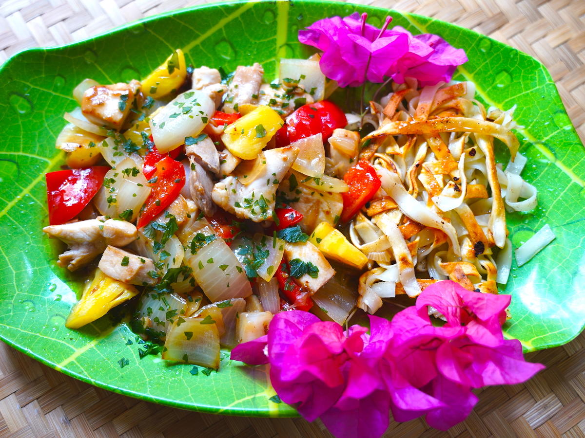 Cap Cay mit Hühnerfleisch und gebratenen Eierbandnudeln