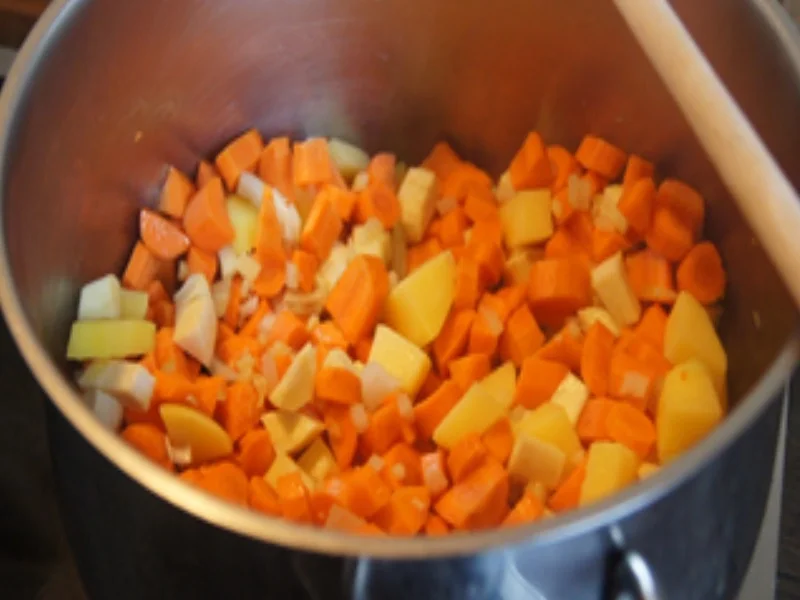 Rezept: Möhren-Pastinaken-Suppe mit Kokosmilch und Steinpilzen Bild Nr. 8 Möhren-Pastinaken-Suppe mit Kokosmilch und Steinpilzen - Rezept - Bild Nr. 8