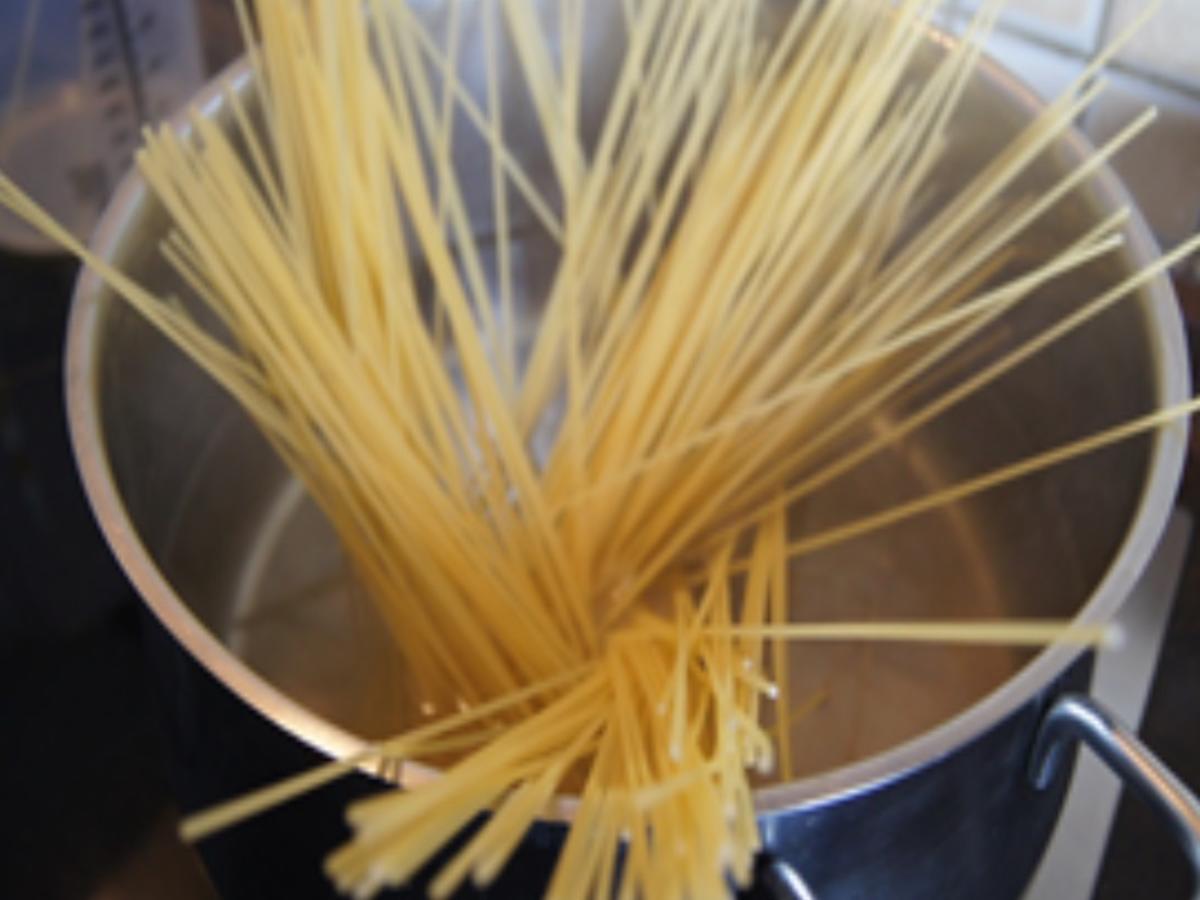 Spaghetti carbonara mit getrockneten Steinpilzen - Rezept - Bild Nr. 8