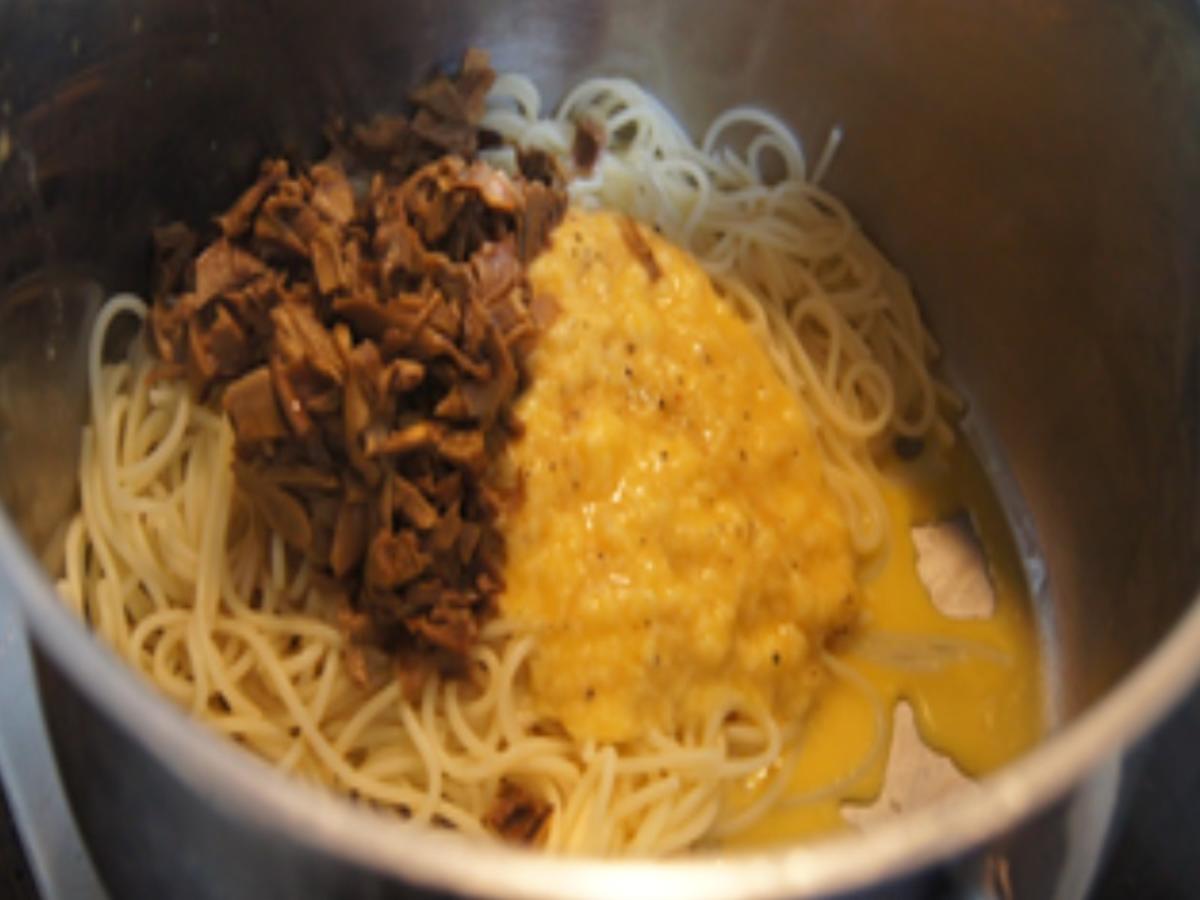 Spaghetti carbonara mit getrockneten Steinpilzen - Rezept - Bild Nr. 10