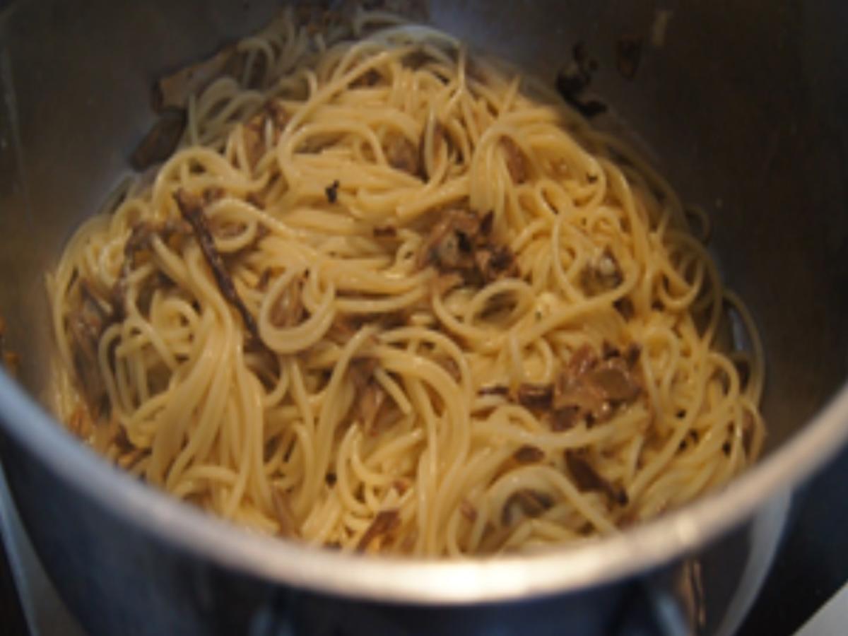 Spaghetti carbonara mit getrockneten Steinpilzen - Rezept - Bild Nr. 11