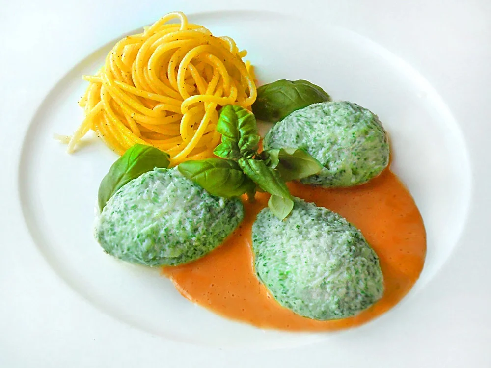 Rezept: Kräuter-Forellennocken auf sauce au homard an Safran-Spaghetti Bild Nr. 16205 Kräuter-Forellennocken auf sauce au homard an Safran-Spaghetti - Rezept - Bild Nr. 16205