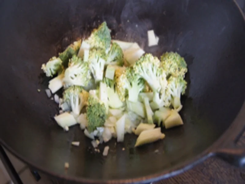 Garnelen-Brokkoli-Wok mit gelben Basmatireis - Rezept - Bild Nr. 7