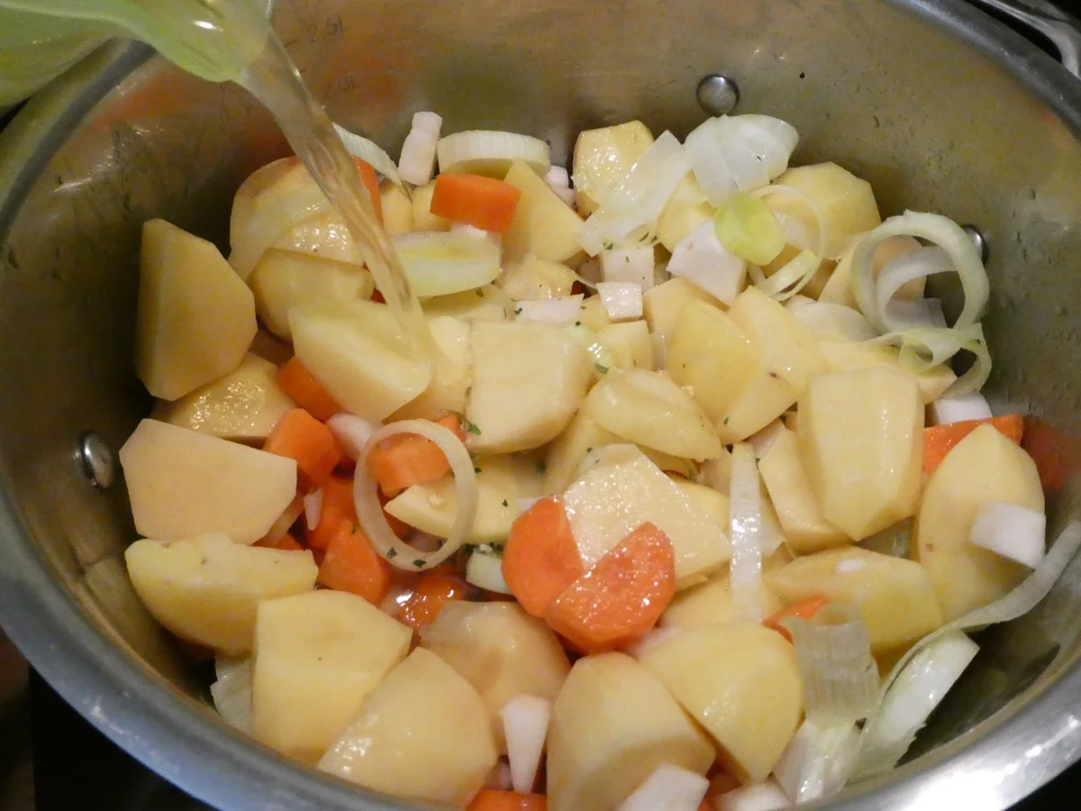 Rezept: Gemüsesuppe mit Rinderhackfleisch und Kabanossi Bild Nr. 16215 Gemüsesuppe mit Rinderhackfleisch und Kabanossi - Rezept - Bild Nr. 16215