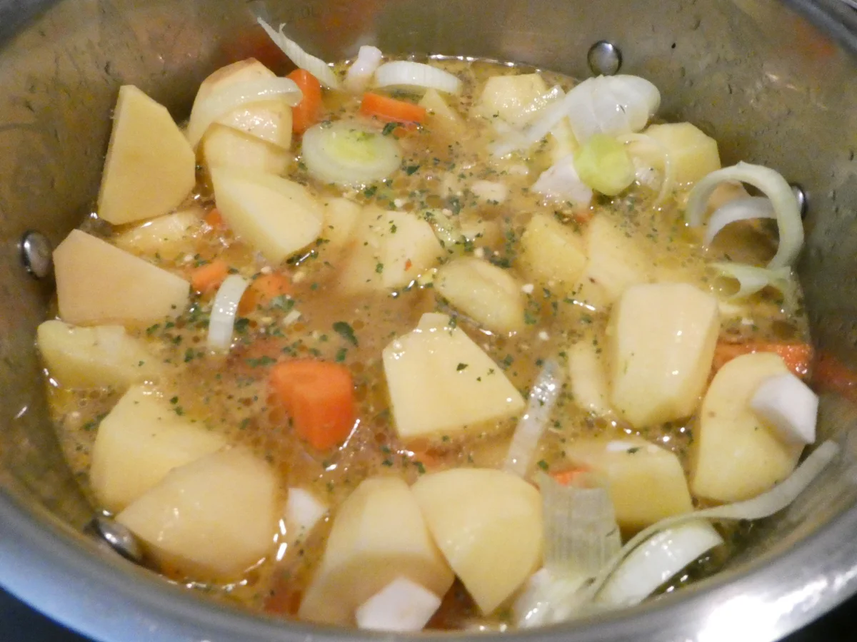 Rezept: Gemüsesuppe mit Rinderhackfleisch und Kabanossi Bild Nr. 16216 Gemüsesuppe mit Rinderhackfleisch und Kabanossi - Rezept - Bild Nr. 16216