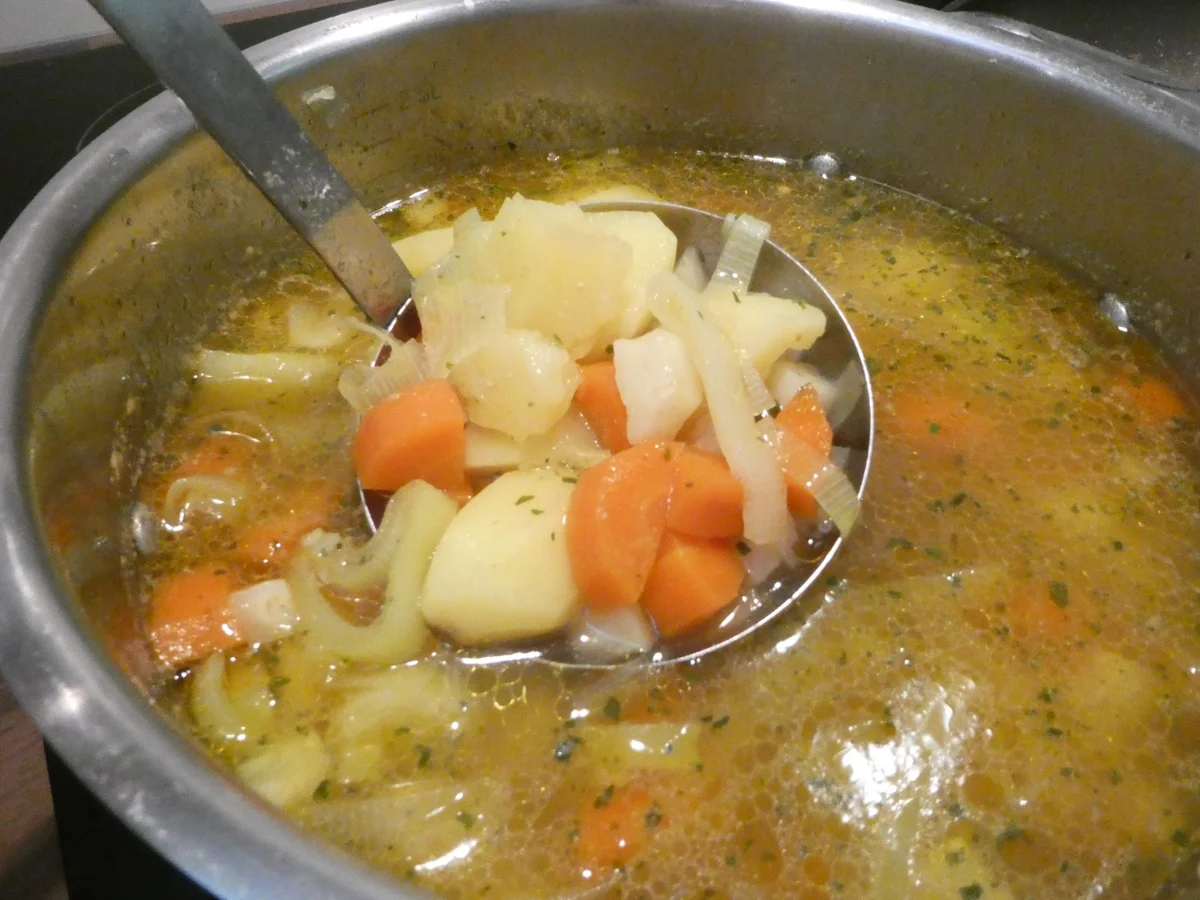 Rezept: Gemüsesuppe mit Rinderhackfleisch und Kabanossi Bild Nr. 16217 Gemüsesuppe mit Rinderhackfleisch und Kabanossi - Rezept - Bild Nr. 16217