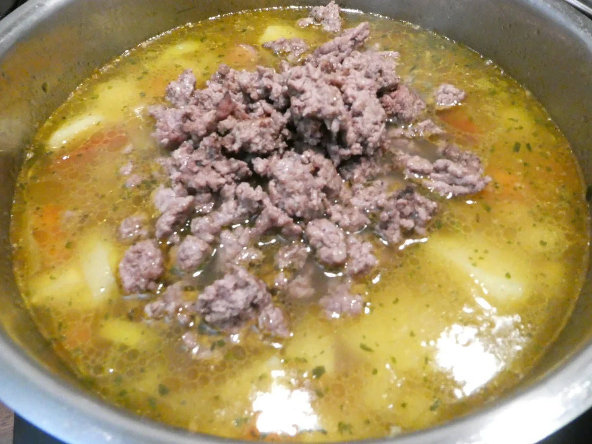 Rezept: Gemüsesuppe mit Rinderhackfleisch und Kabanossi Bild Nr. 16220 Gemüsesuppe mit Rinderhackfleisch und Kabanossi - Rezept - Bild Nr. 16220