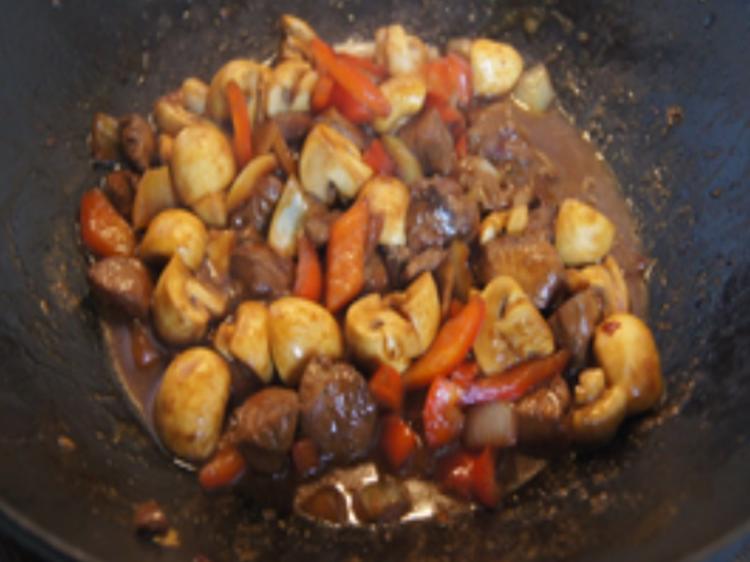 Hähnchenbrustfilet mit Champignons, Paprika und Basmatireis - Rezept ...