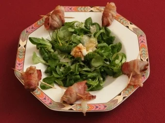 Rezept: Prolog – Datteln im Speckmantel an Feldsalat (Marcel Wüst) Prolog – Datteln im Speckmantel an Feldsalat (Marcel Wüst) - Rezept