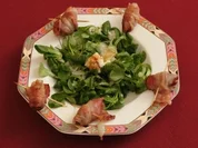 Prolog – Datteln im Speckmantel an Feldsalat (Marcel Wüst) - Rezept