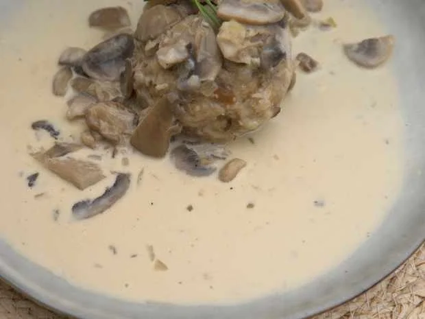 Laugensemmelknödel mit Pilz-Rahm-Soße - Rezept - Bild Nr. 2
