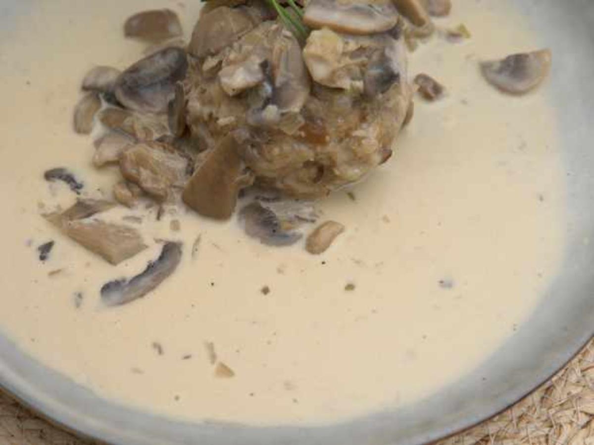 Laugensemmelknödel mit Pilz-Rahm-Soße - Rezept - kochbar.de