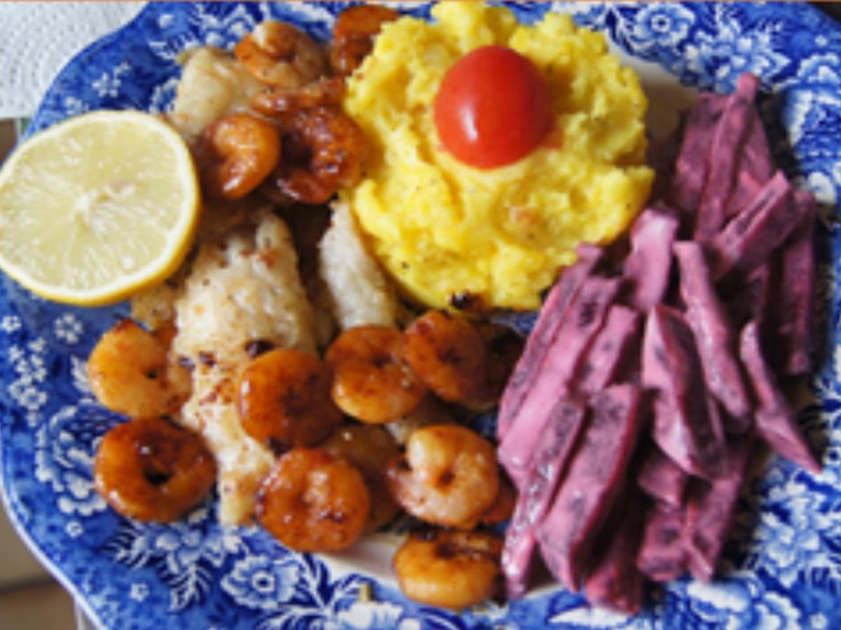Kabeljaufilet mit Garnelen, Rote-Bete-Salat und Kartoffelstampf ...