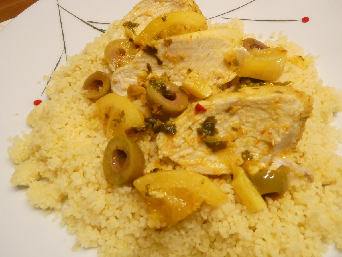 Hähnchen Tajine mit Salzzitrone und Oliven auf Couscous - Rezept ...