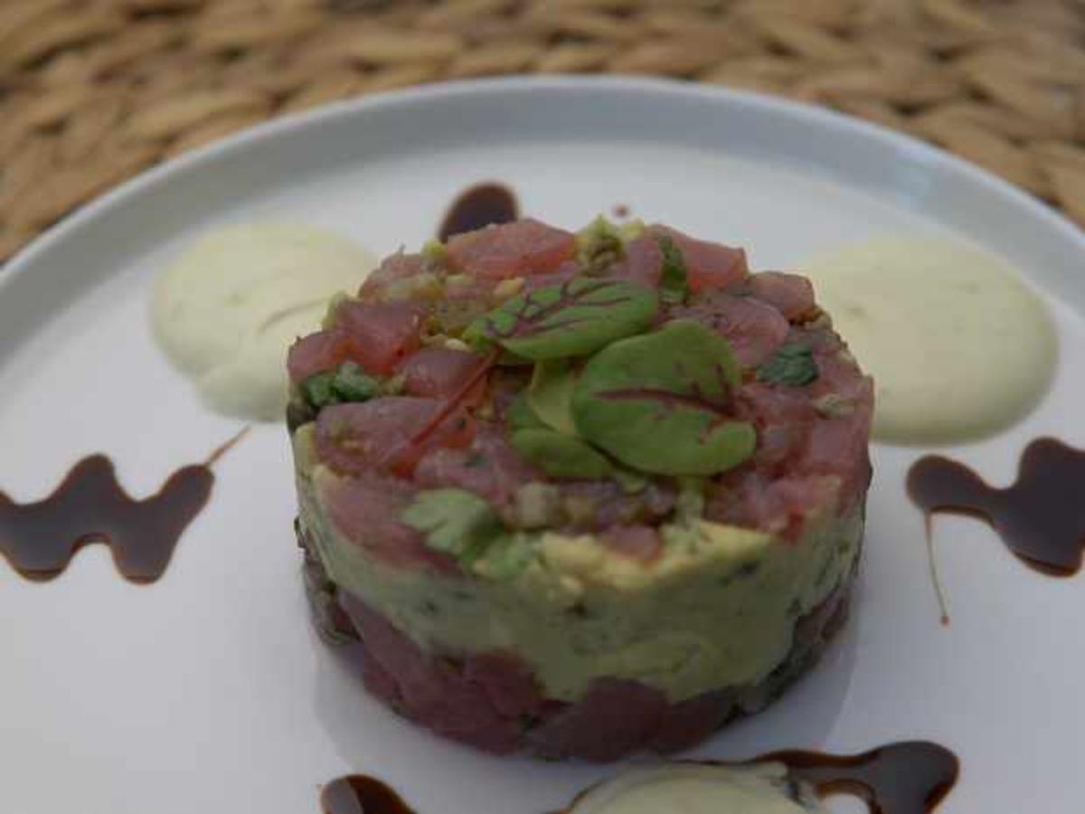 Thunfischtatar mit Guacamole und Wasabi Crème fraîche - schnell - von ... Thunfischtatar mit Guacamole und Wasabi Crème fraîche - schnell - von ...
