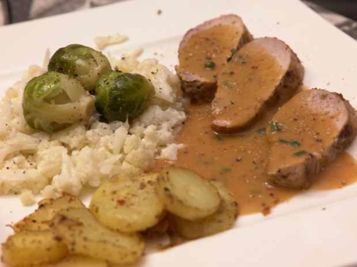 Schweinefilet an Pfeffersoße mit Gemüse und gerösteten Kartoffeln ...