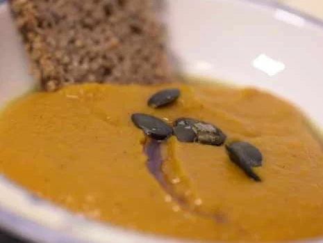 Kürbiscreme Suppe mit Vollkornbrot - Rezept - Bild Nr. 16254