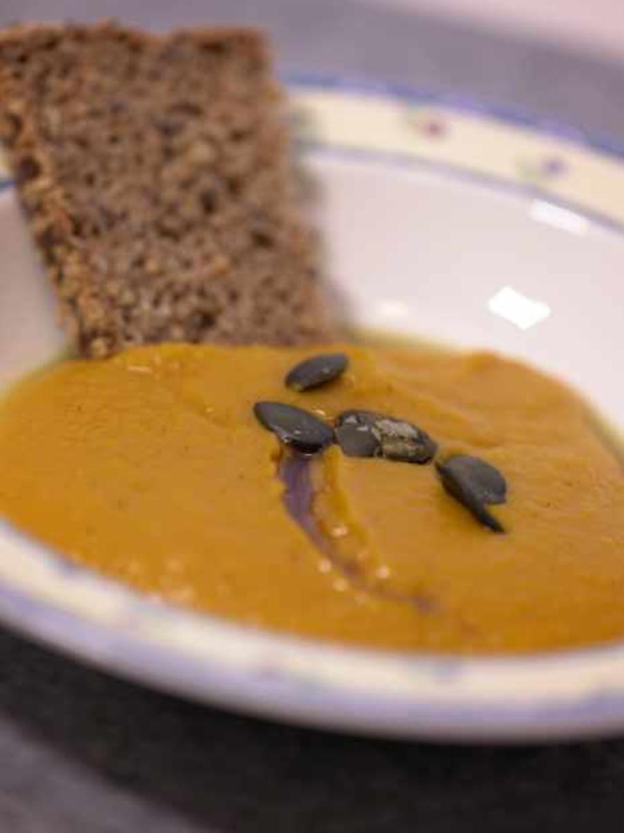 Kürbiscreme Suppe mit Vollkornbrot - Rezept - kochbar.de