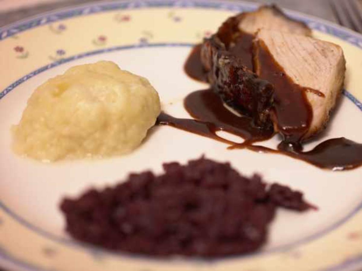 Schweinekrustenbraten mit Rotkohl und Klößen - Rezept - kochbar.de