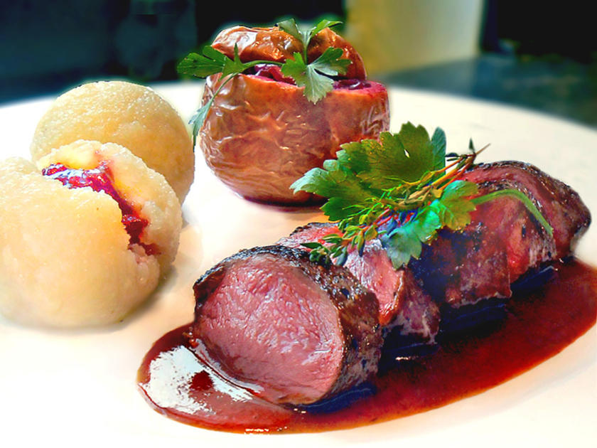 Rehrücken mit Mandel-Preiselbeerklößen und Rotkohl im Bratapfel ...