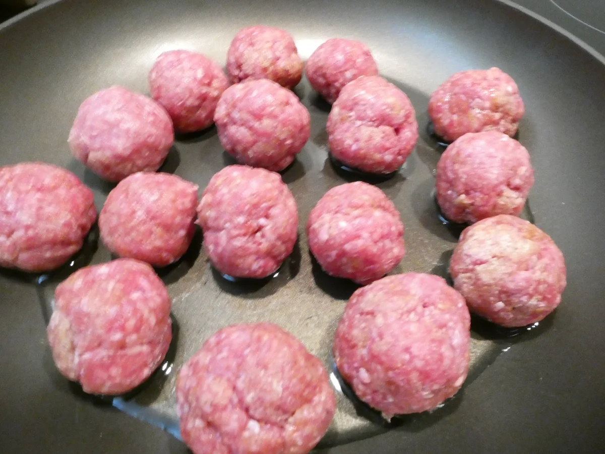 Hackbällchen-Gemüse-Pfanne auf Reis - Rezept - Bild Nr. 16258