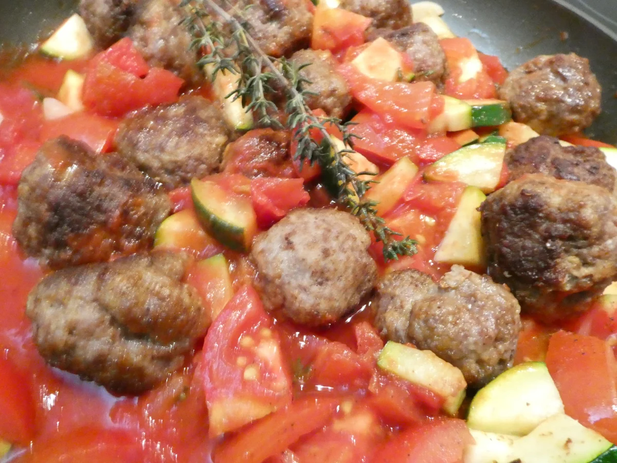 Hackbällchen-Gemüse-Pfanne auf Reis - Rezept - Bild Nr. 16263