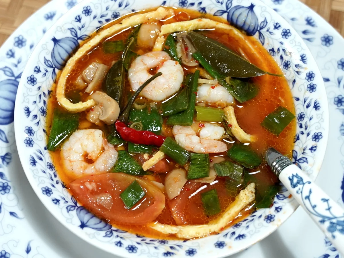 Scharfe Eiernudelsuppe mit Garnelen - Rezept - Bild Nr. 16281