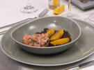 Lachstatar mit Orangenfilets auf Pumpernickelerde - Rezept - Bild Nr. 2