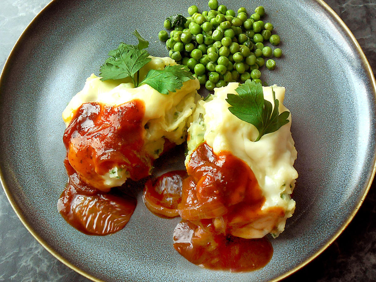 Gratinierte Kassler-Steaks mit jungen Erbsen - Rezept - kochbar.de