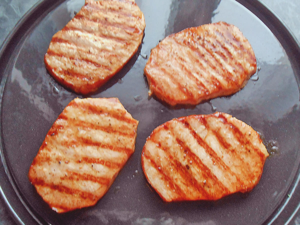 Gratinierte Kassler-Steaks mit jungen Erbsen - Rezept - kochbar.de