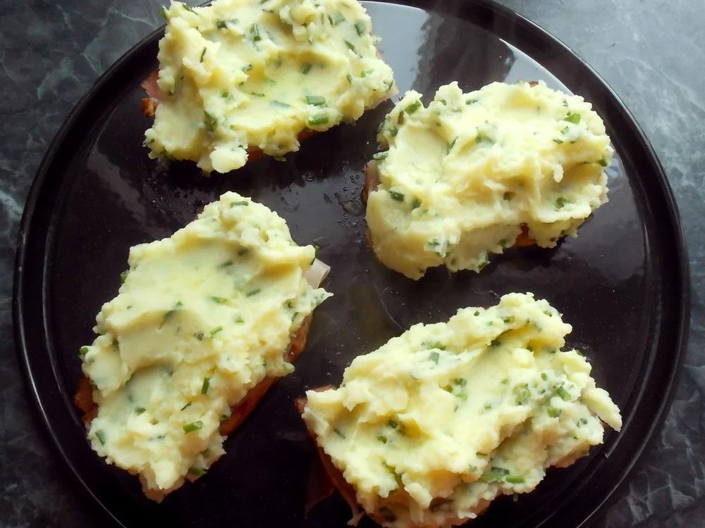 Gratinierte Kassler-Steaks mit jungen Erbsen - Rezept - Bild Nr. 16294