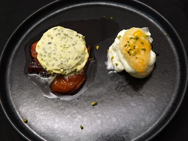 Zwetschgenmus-Törtchen mit Pistazien-Honig-Parfait - Rezept - Bild Nr. 2