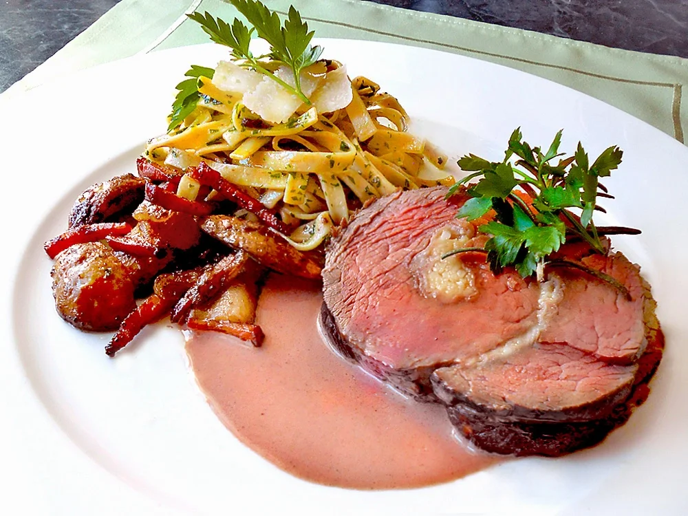 Rezept: Rosa di Parma - Rollbraten vom Rinderfilet in Lambrusco Bild Nr. 16299 Rosa di Parma - Rollbraten vom Rinderfilet in Lambrusco - Rezept - Bild Nr. 16299