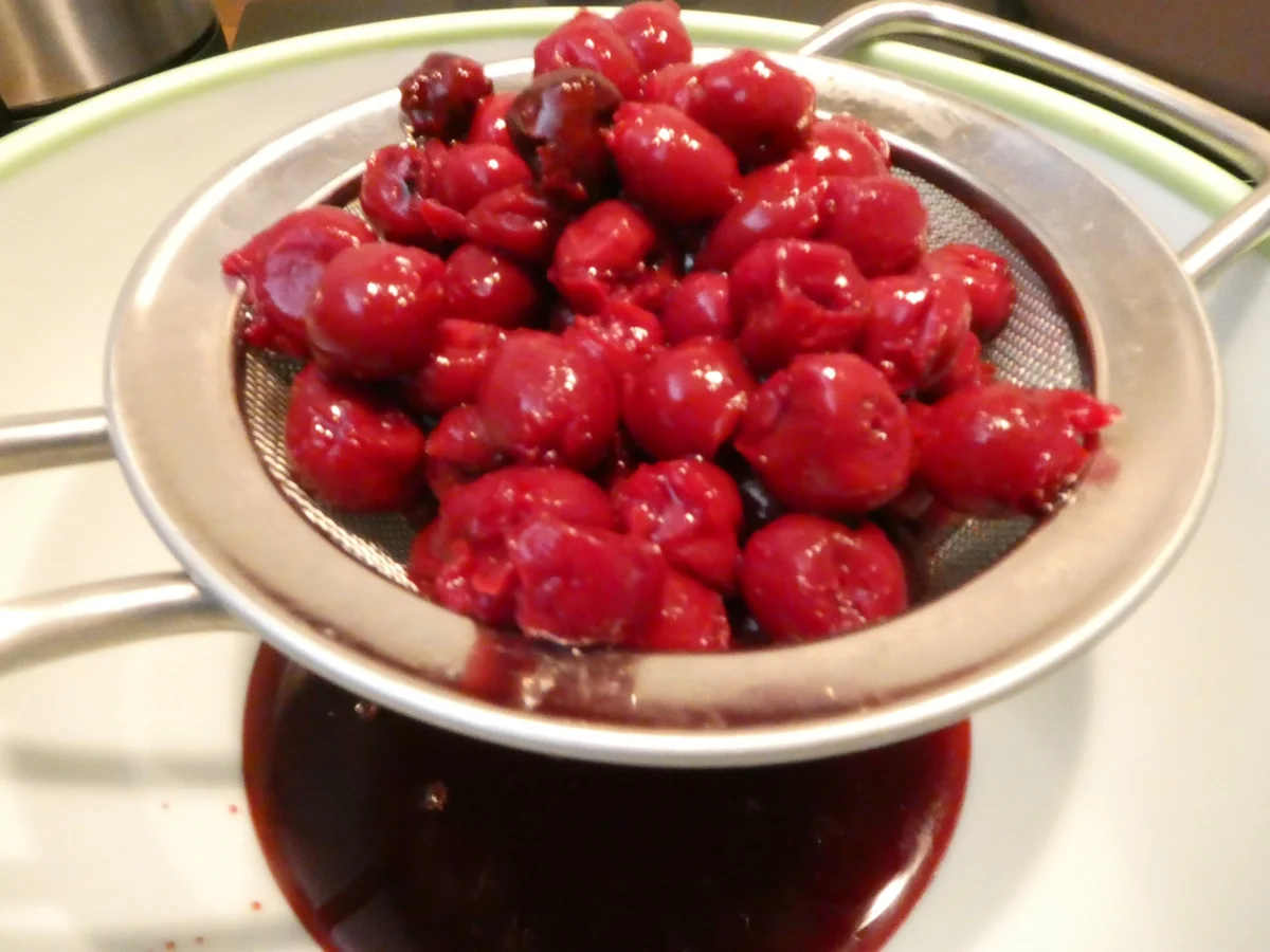 Spekulatius-Gugelhupf mit Kirschen und on Top Walnuss-Karamell - Rezept - Bild Nr. 16304