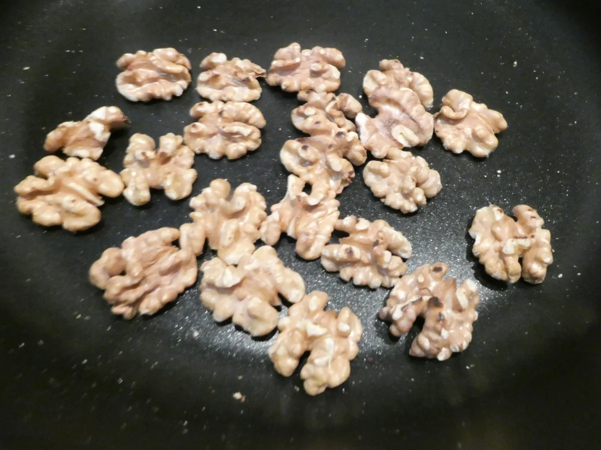 Spekulatius-Gugelhupf mit Kirschen und on Top Walnuss-Karamell - Rezept - Bild Nr. 16314