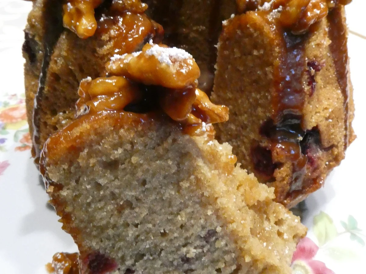 Spekulatius-Gugelhupf mit Kirschen und on Top Walnuss-Karamell - Rezept - Bild Nr. 16320