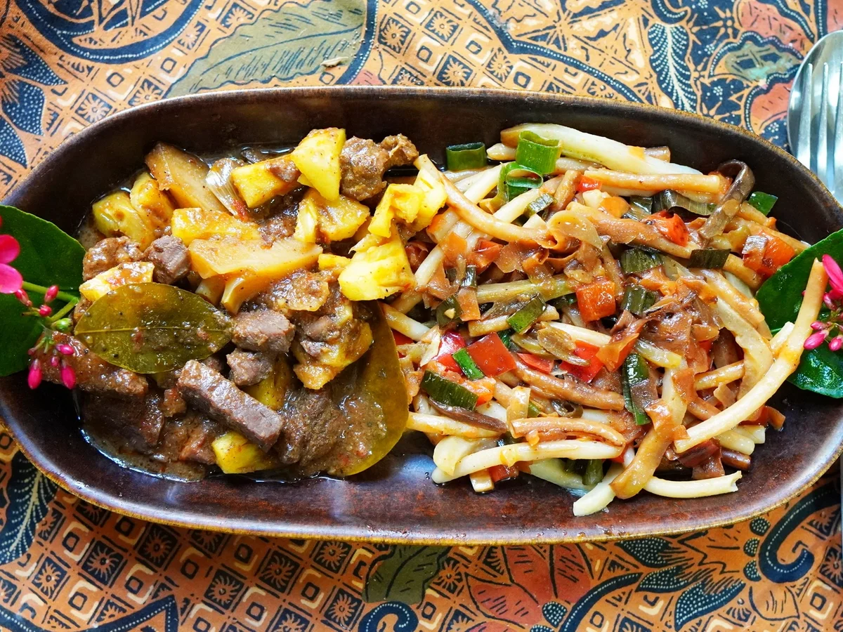 Exotisch-würziges Rindfleisch mit Ananas und bunten Nudeln - Rezept - Bild Nr. 2