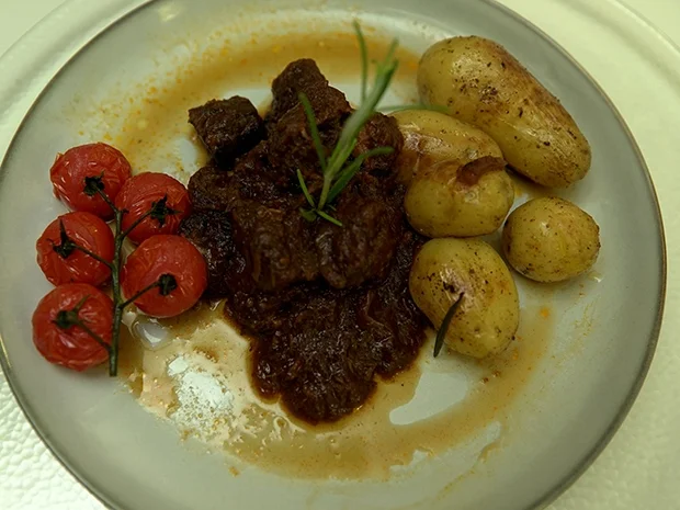 Rezept: Gulasch mit Röstkartoffeln Bild Nr. 16308 Gulasch mit Röstkartoffeln - Rezept - Bild Nr. 16308