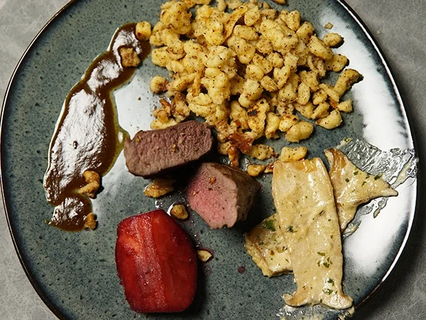 Rehrücken mit Haselnussspätzle, Pilzen und Rotweinjus - Rezept - Bild Nr. 16306