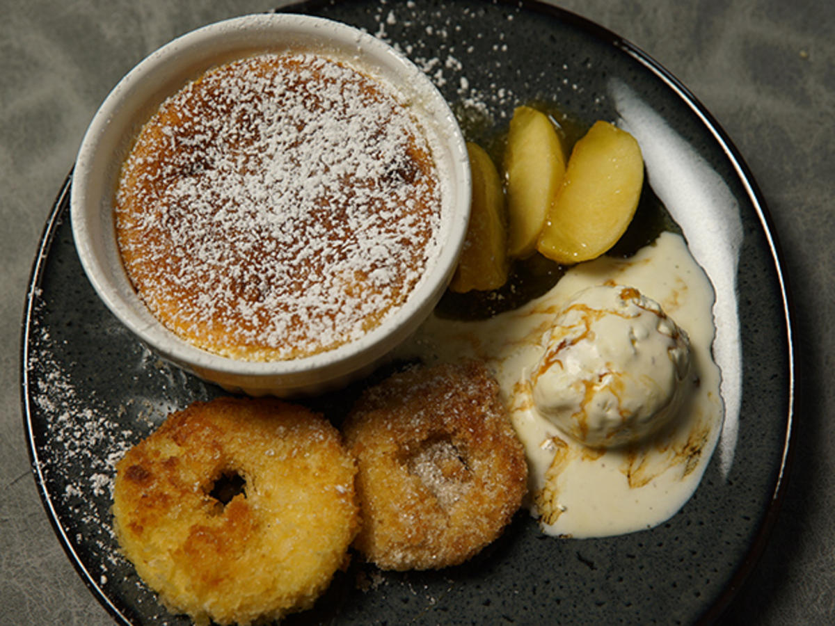 Calvados-Soufflé mit zweierlei Äpfeln und Walnusseis - Rezept - Bild Nr. 2