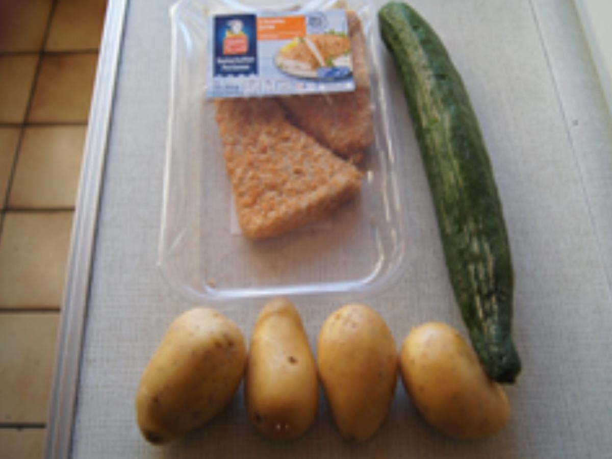 Seelachsfilet in Kartoffelpanade mit Gurkensalat und cremigen ...