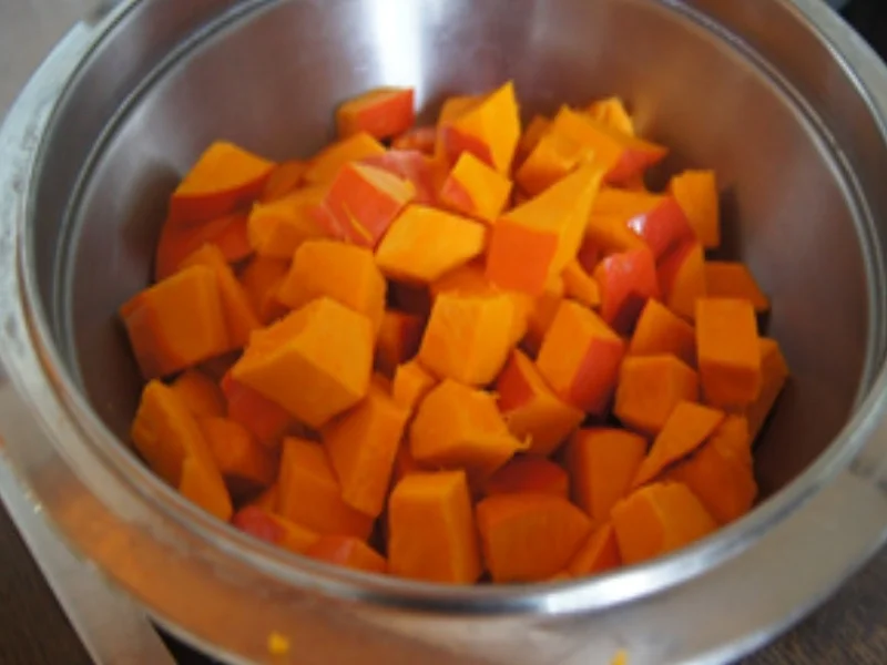 Asiatisch gewürzte Kürbiscremesuppe mit Garneleneinlage - Rezept - Bild Nr. 16309