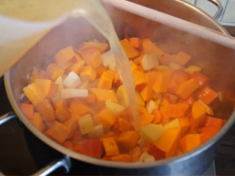 Asiatisch gewürzte Kürbiscremesuppe mit Garneleneinlage - Rezept - Bild Nr. 16315