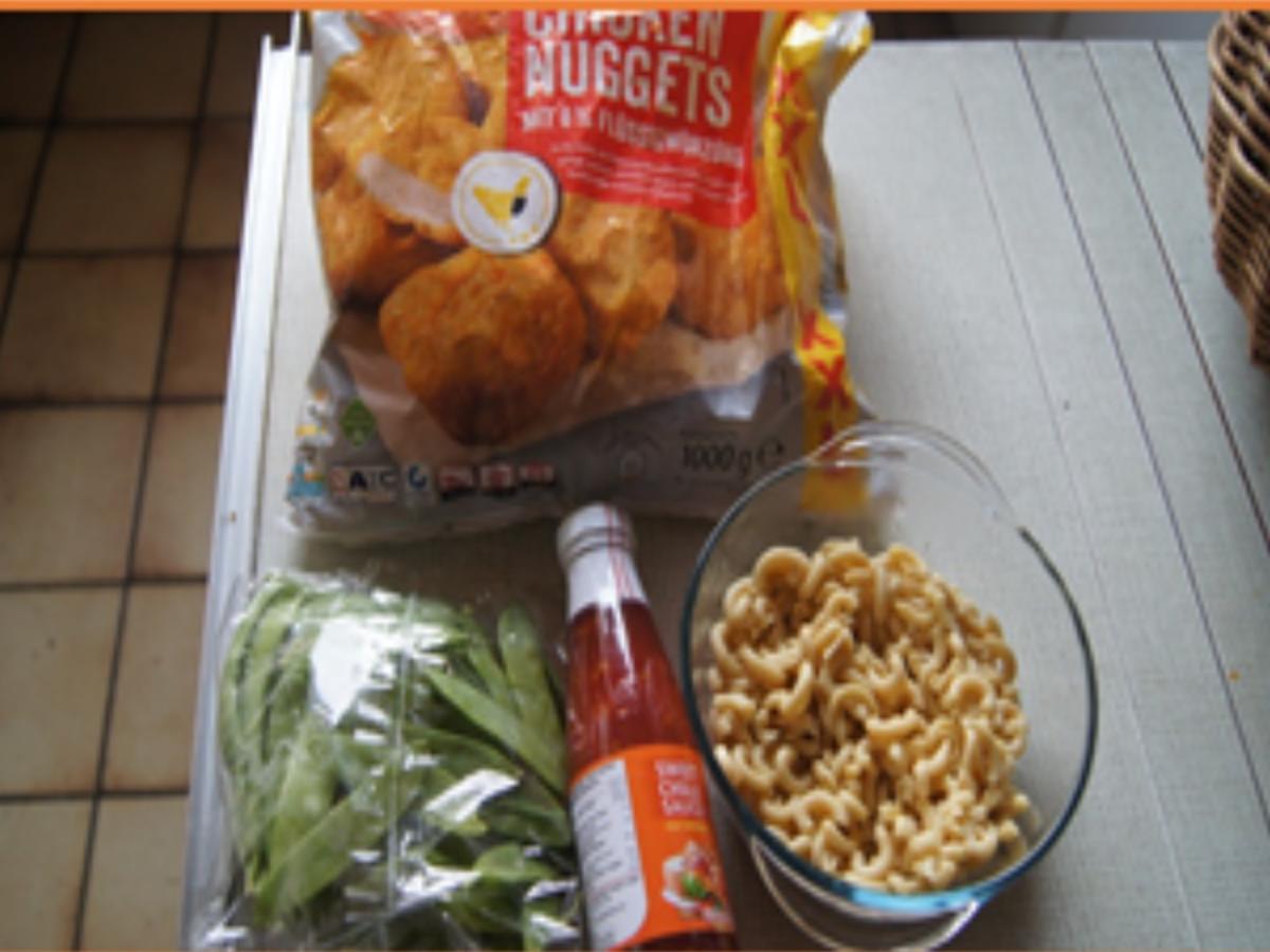 Chicken Nuggets mit Zuckerschoten und Curry-Nudeln - Rezept - Bild Nr. 3